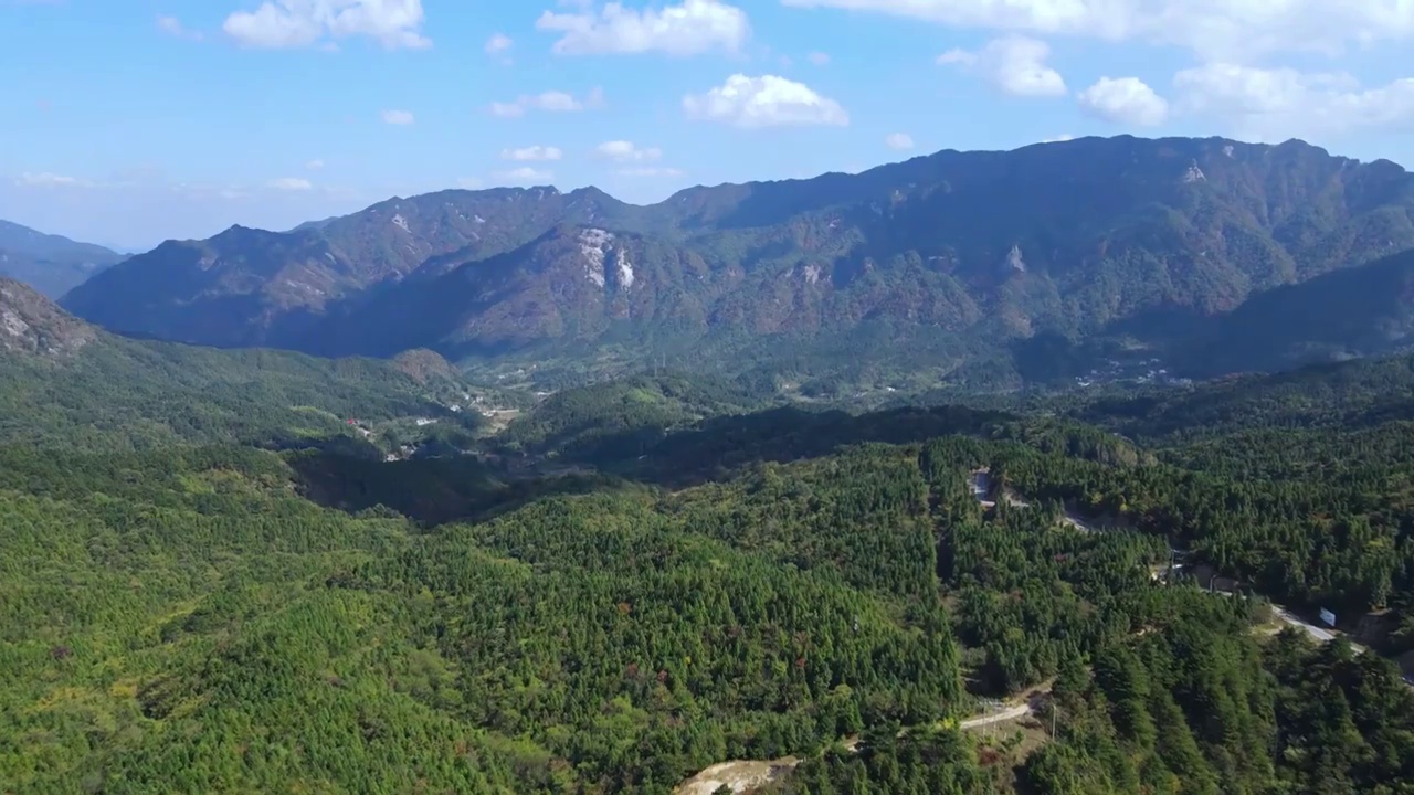 航拍大别山区的初秋风光视频素材