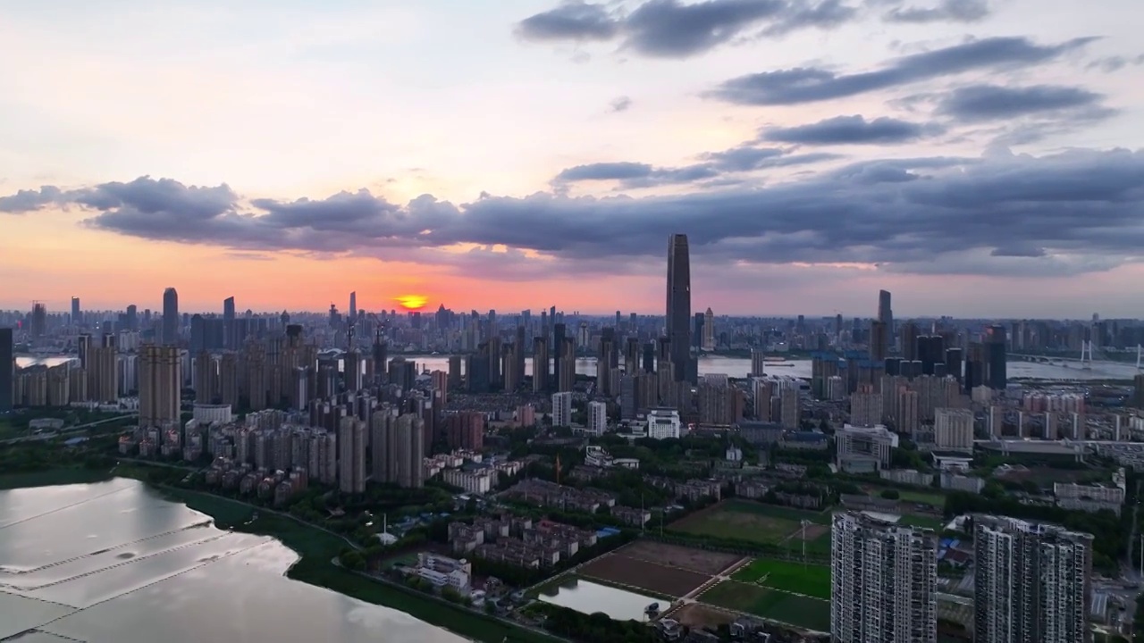 航拍武汉沙湖天际线夕阳晚霞落日天空视频素材