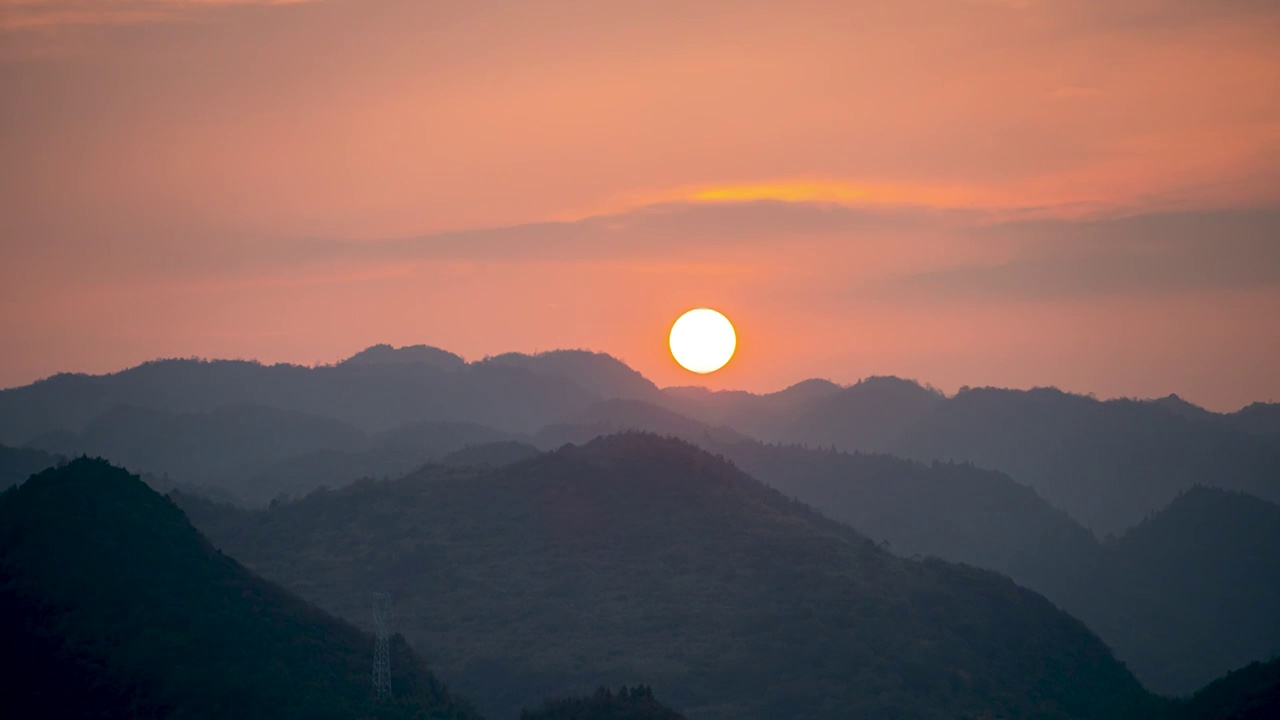 大山中太阳落山延时视频素材