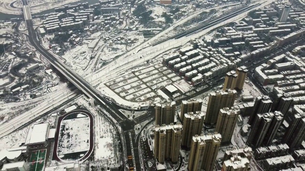 航拍冬季降雪中的城市风光视频下载