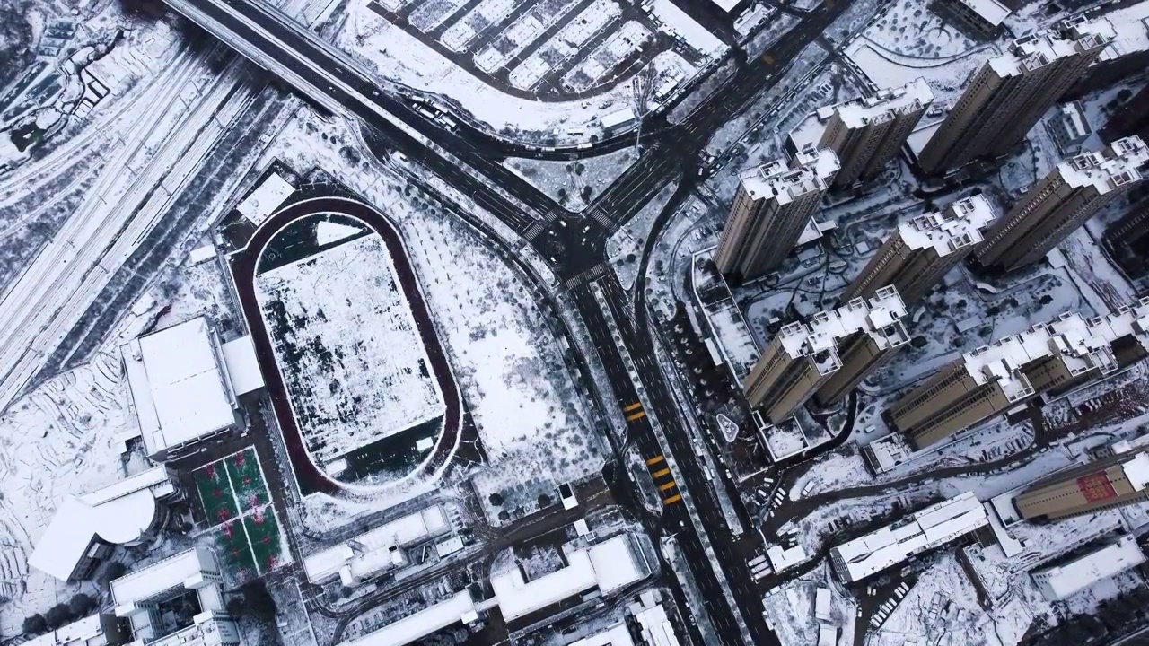 航拍冬季降雪中的城市风光视频下载