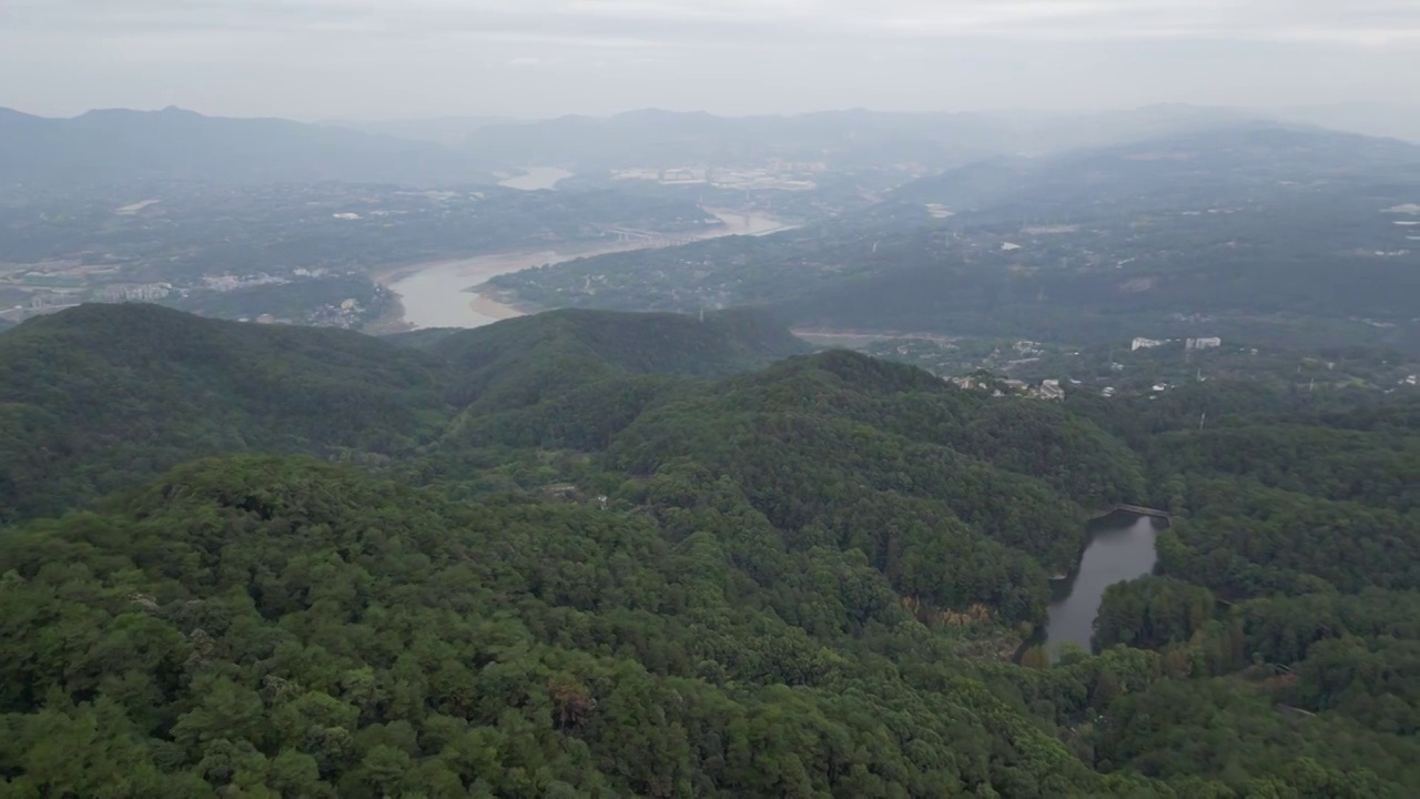 俯瞰重庆缙云山脉与黛湖自然风光视频素材