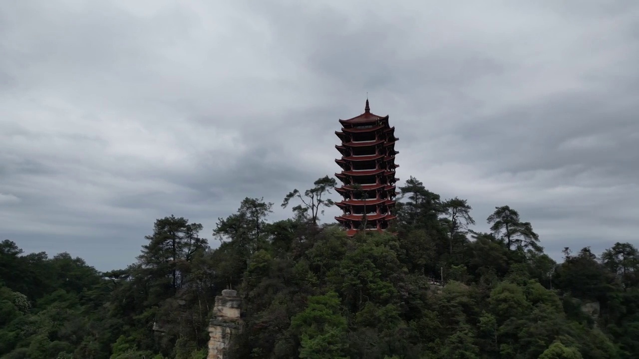 重庆缙云山观景塔低角度平移镜头视频素材