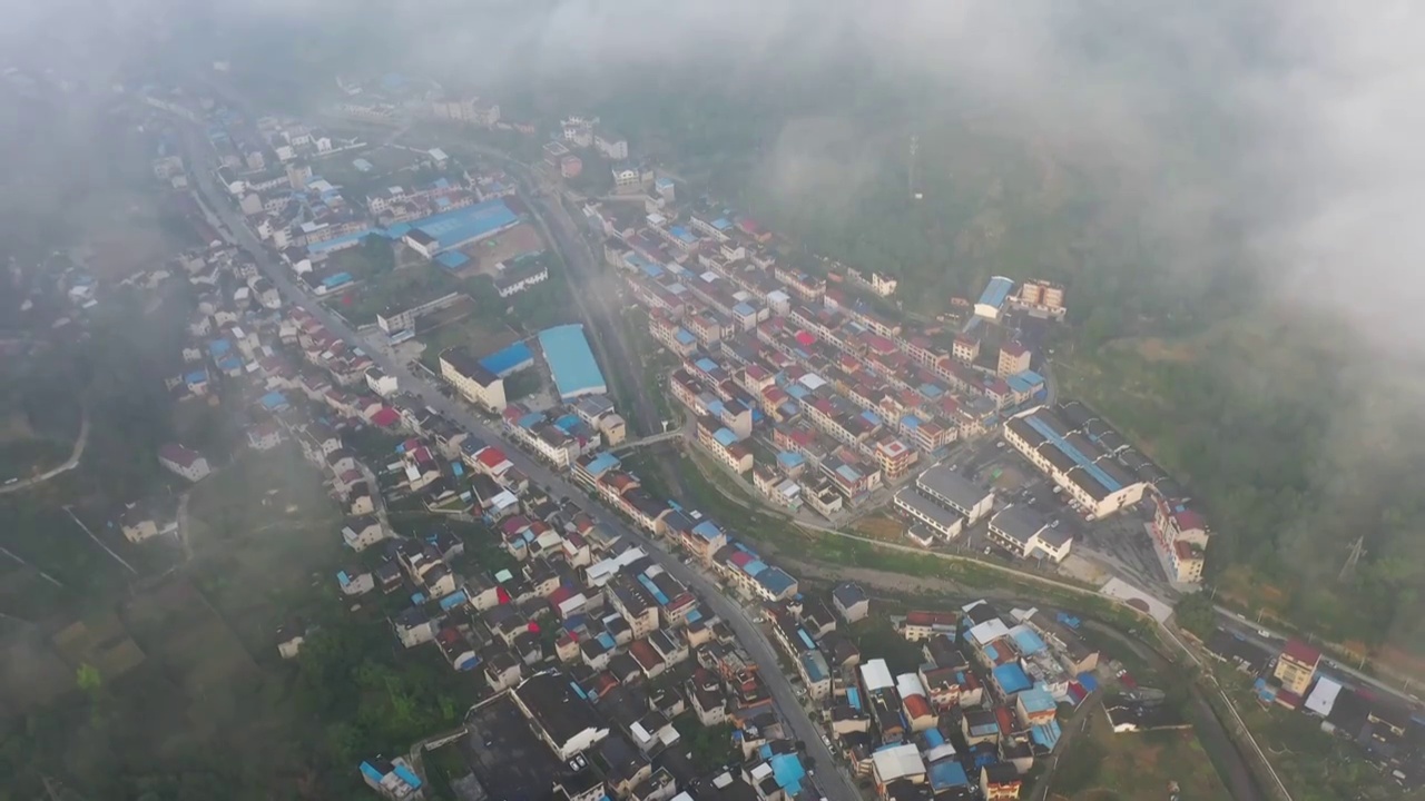 晨雾中的三斗坪三峡大坝居住区视频素材