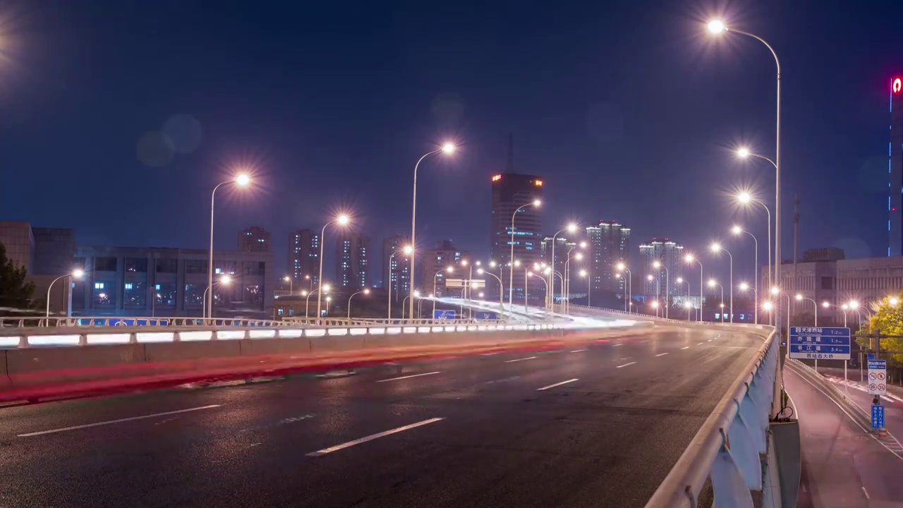 夜晚城市街道路灯亮起延时视频素材