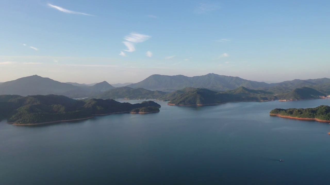 航拍秋日黄山太平湖风光视频素材