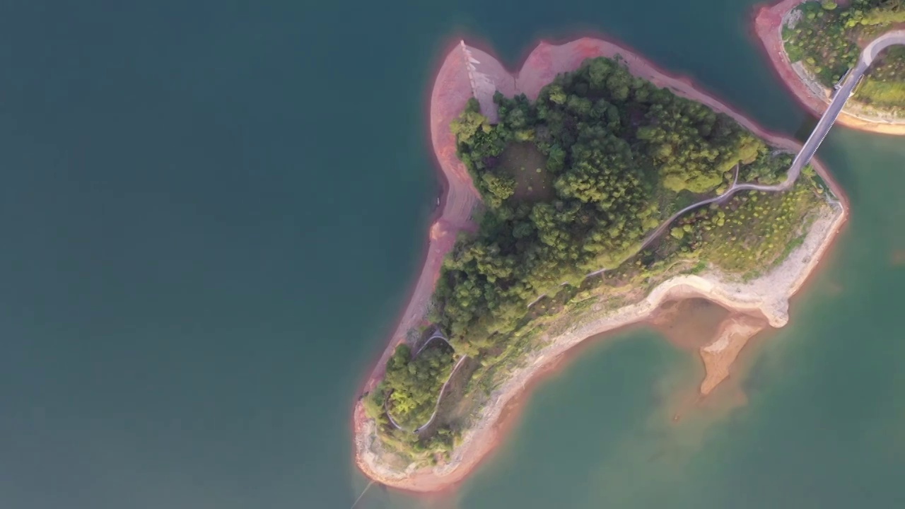 航拍秋日黄山太平湖风光视频素材