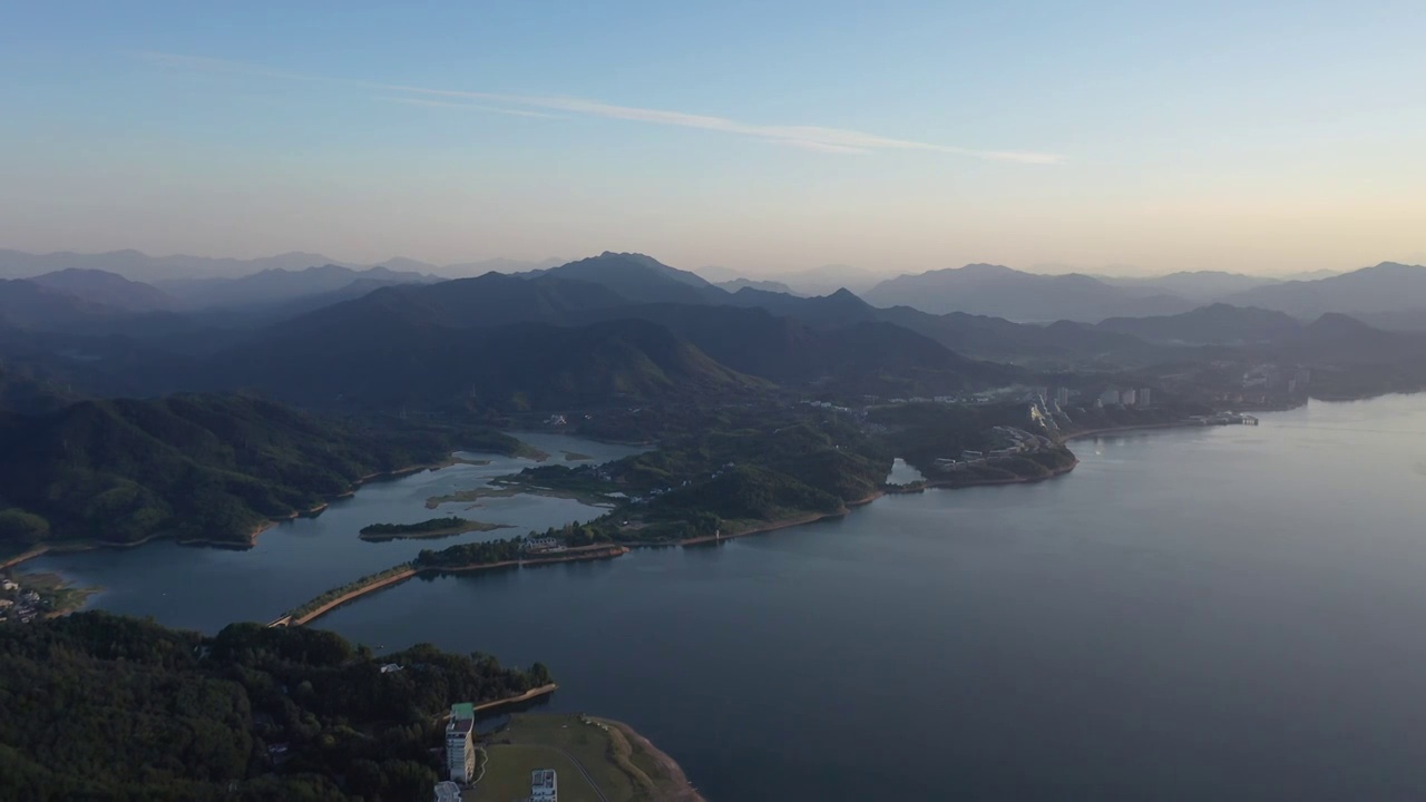 航拍秋日黄山太平湖风光视频素材