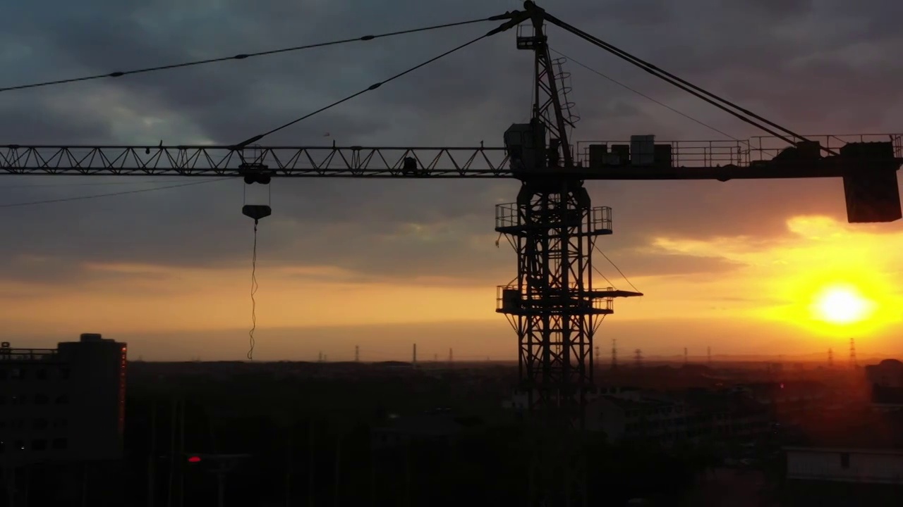 夕阳下的建筑工地塔吊机起重机视频素材