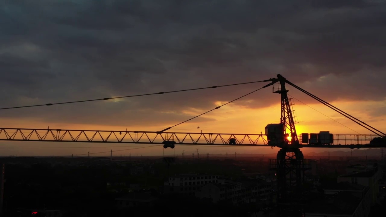 夕阳下的建筑工地塔吊机起重机视频素材