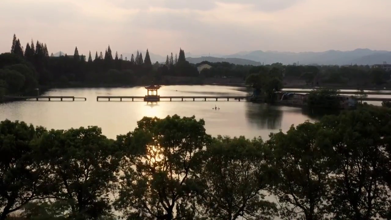 夕阳下湖面和古建筑亭子视频素材