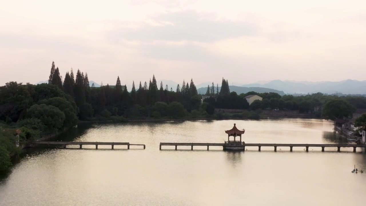 夕阳下湖面和古建筑亭子视频素材