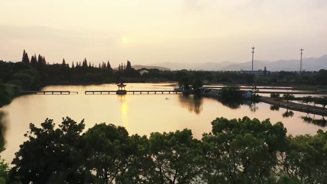 夕阳下湖面和古建筑亭子视频素材