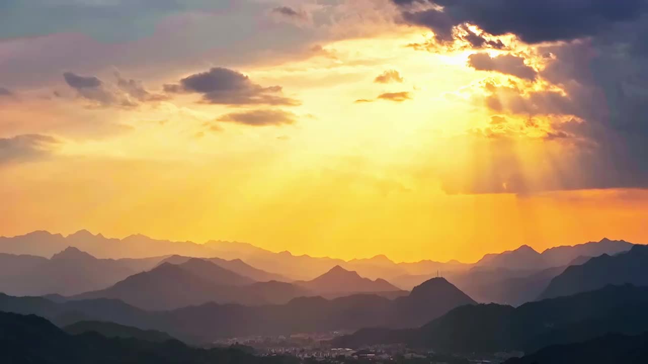 金色天空下的层峦叠嶂视频素材