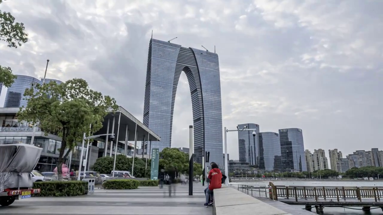 4k延时苏州东方之门金鸡湖夜景视频素材