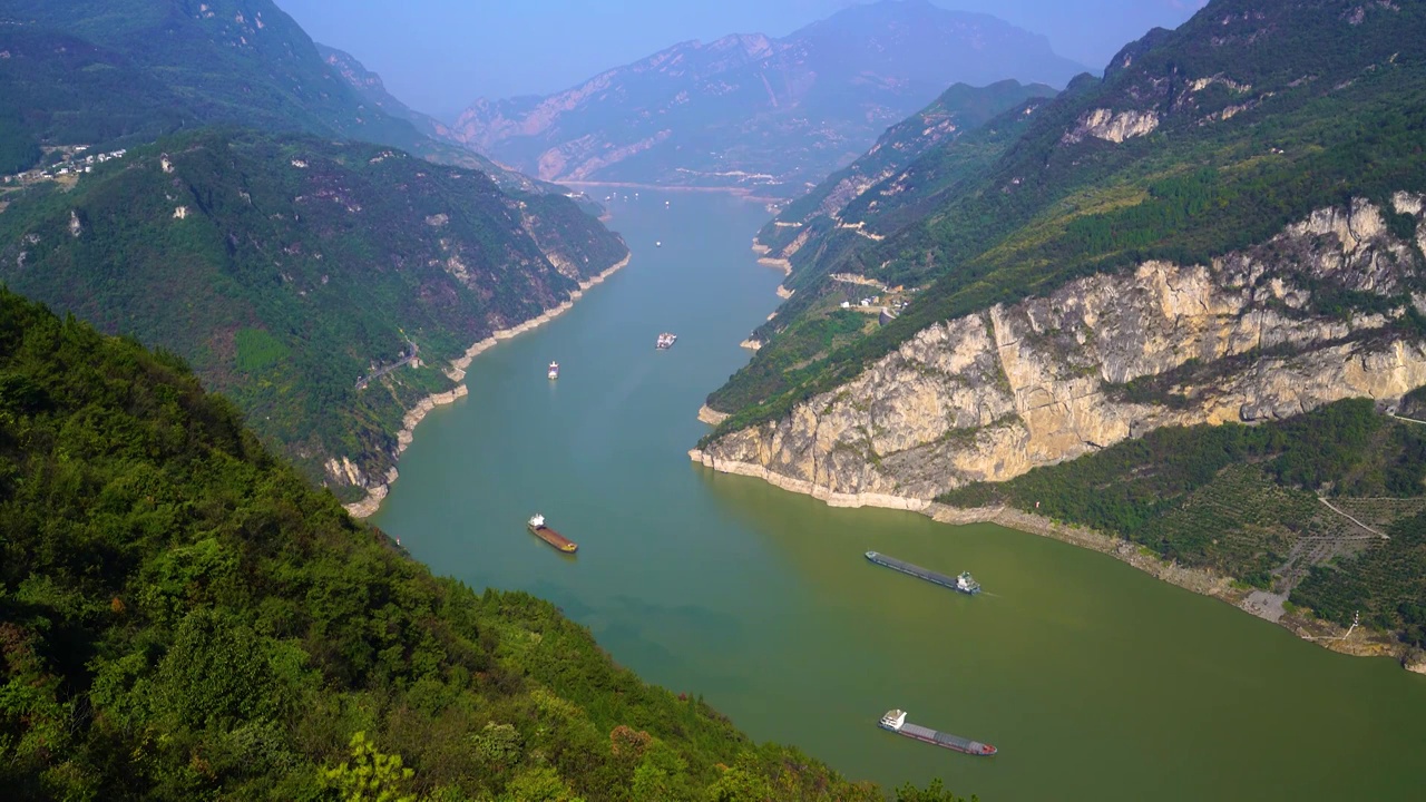 船舶行驶在三峡库区西陵峡视频素材