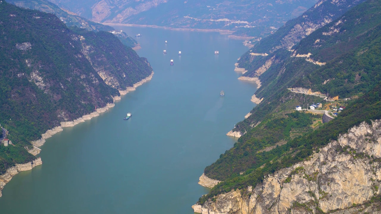 船舶行驶在三峡库区西陵峡视频素材