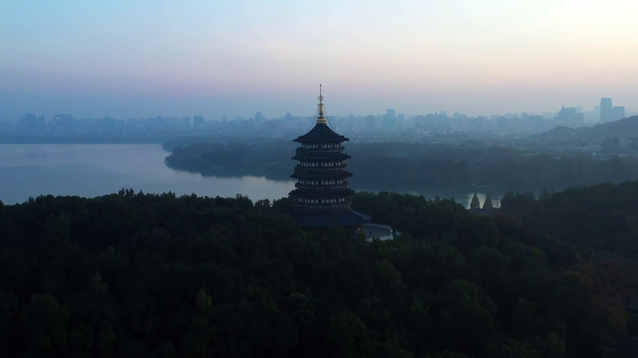 秋天晨雾中的杭州西湖视频素材