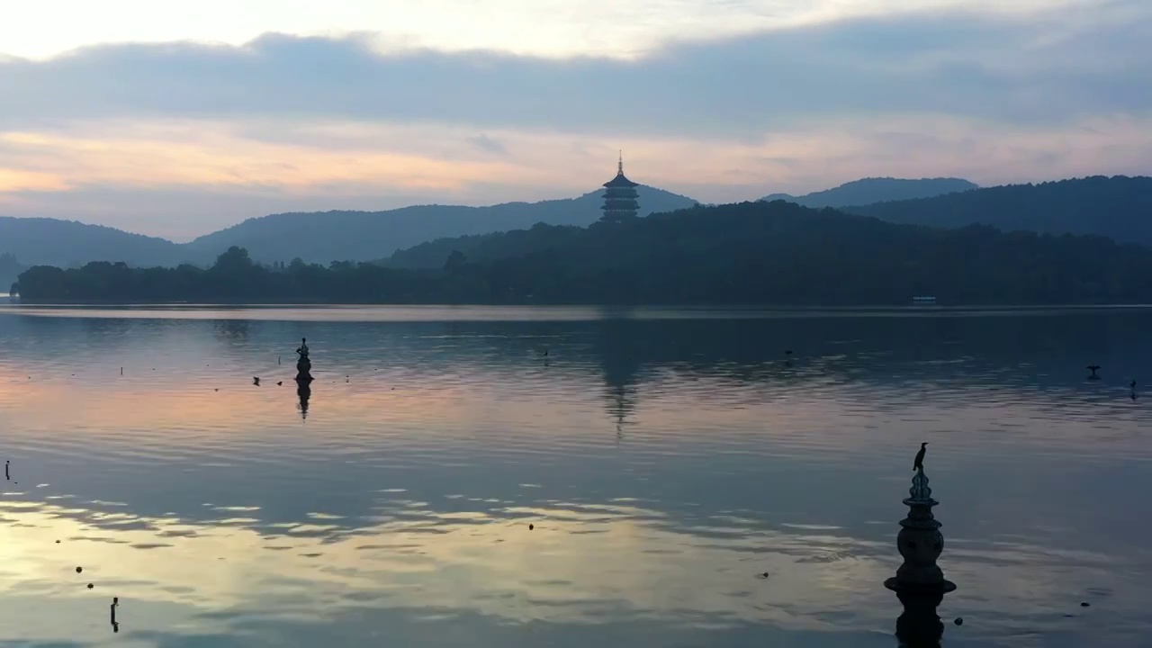 秋天晨雾中的杭州西湖视频素材