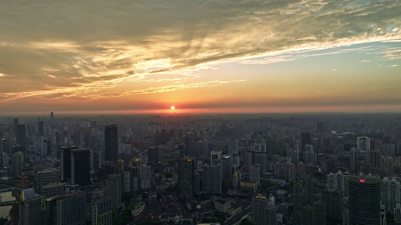 上海东方明珠夏季史诗级火烧云视频素材