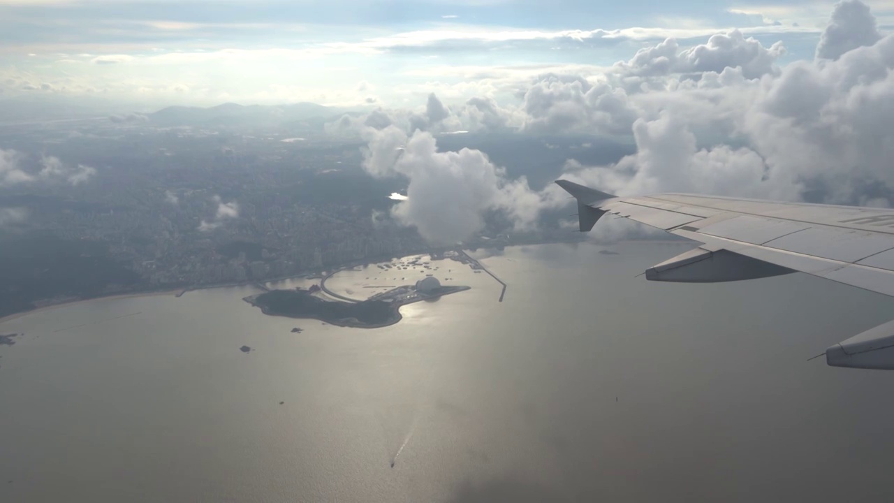 飞机上拍珠海海岸风景，珠海大剧院和云层视频下载