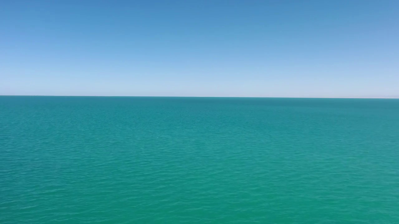 平静的水面，青海湖，夏天的青海湖，风平浪静的海绵，优美自然视频素材