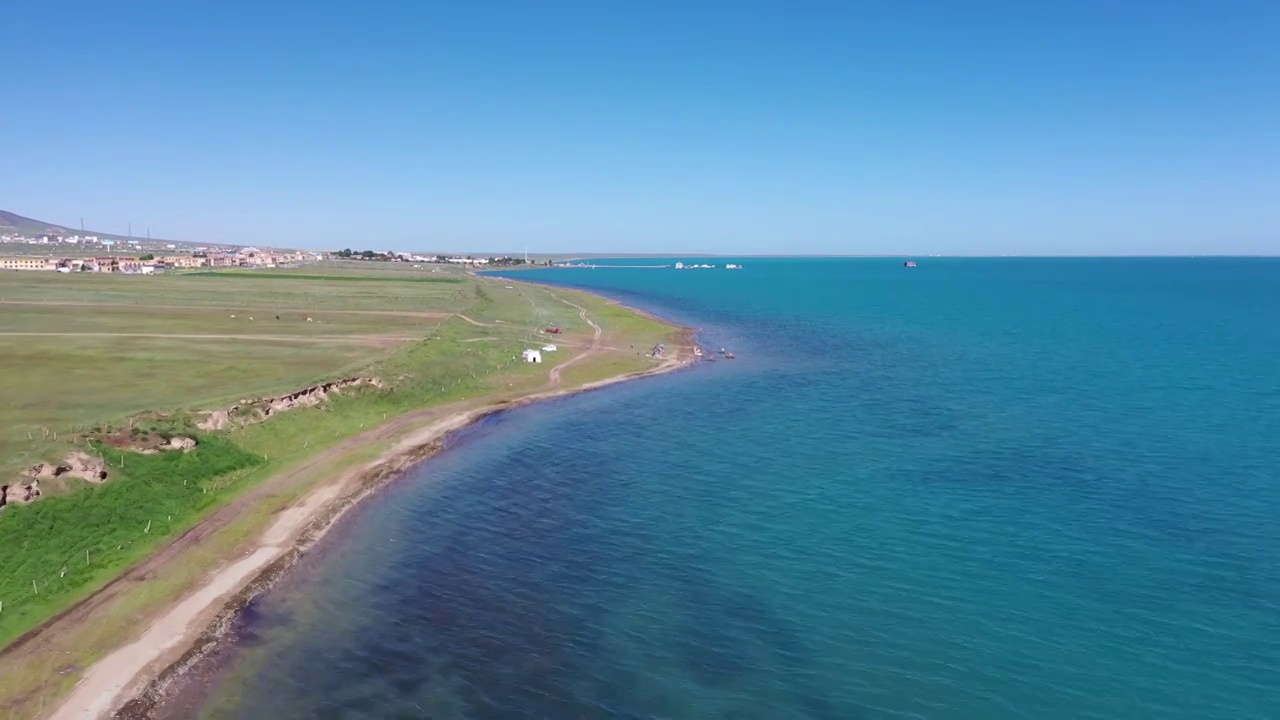 青海湖，夏天的青海湖，晴朗天气下的湖泊，夏季水边的凉爽视频素材