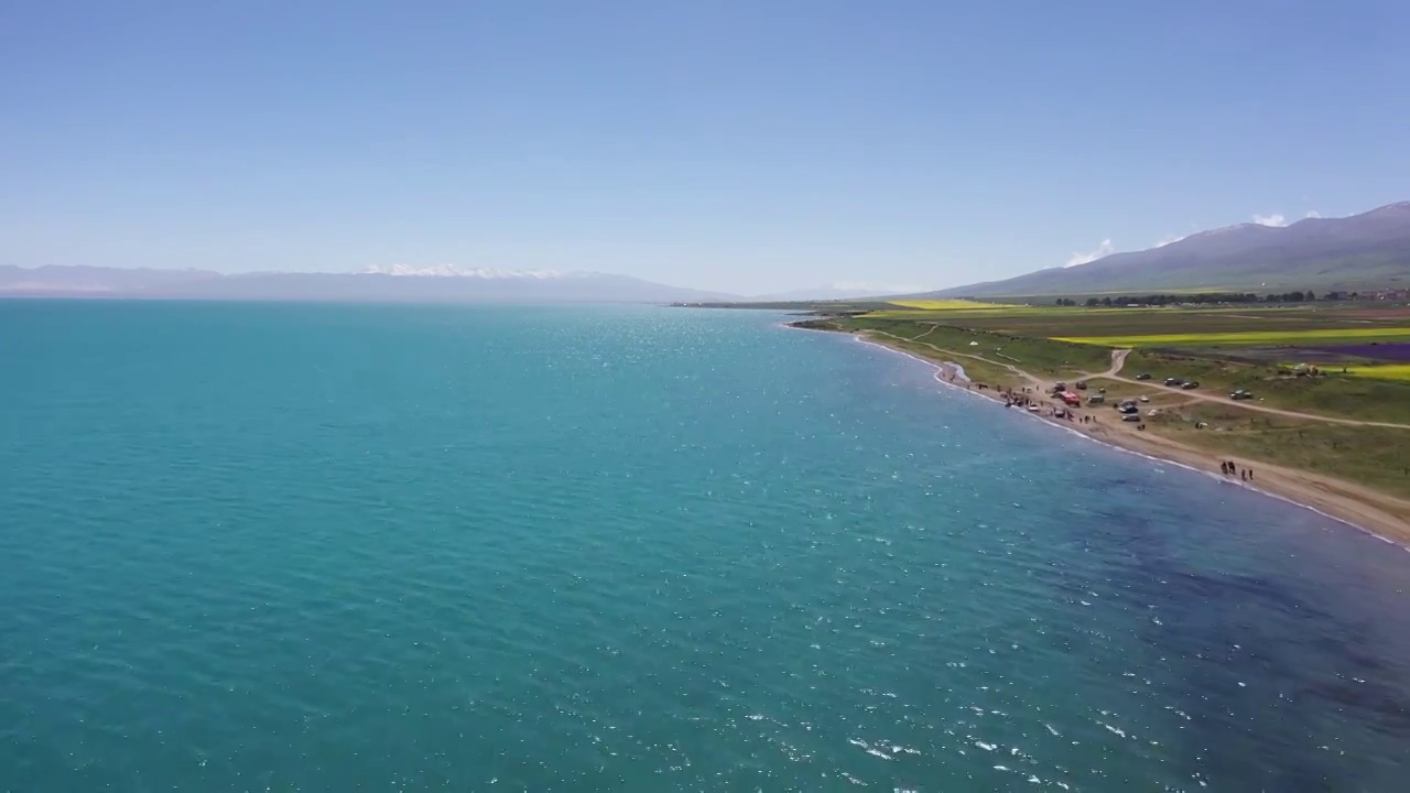 青海湖，夏天的青海湖，晴朗天气下的湖泊，夏季水边的凉爽视频素材