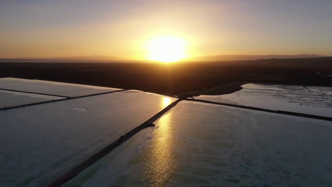 日落时的湖水，夕阳下的湖泊，黄昏时的水域，茫崖翡翠湖日落视频素材