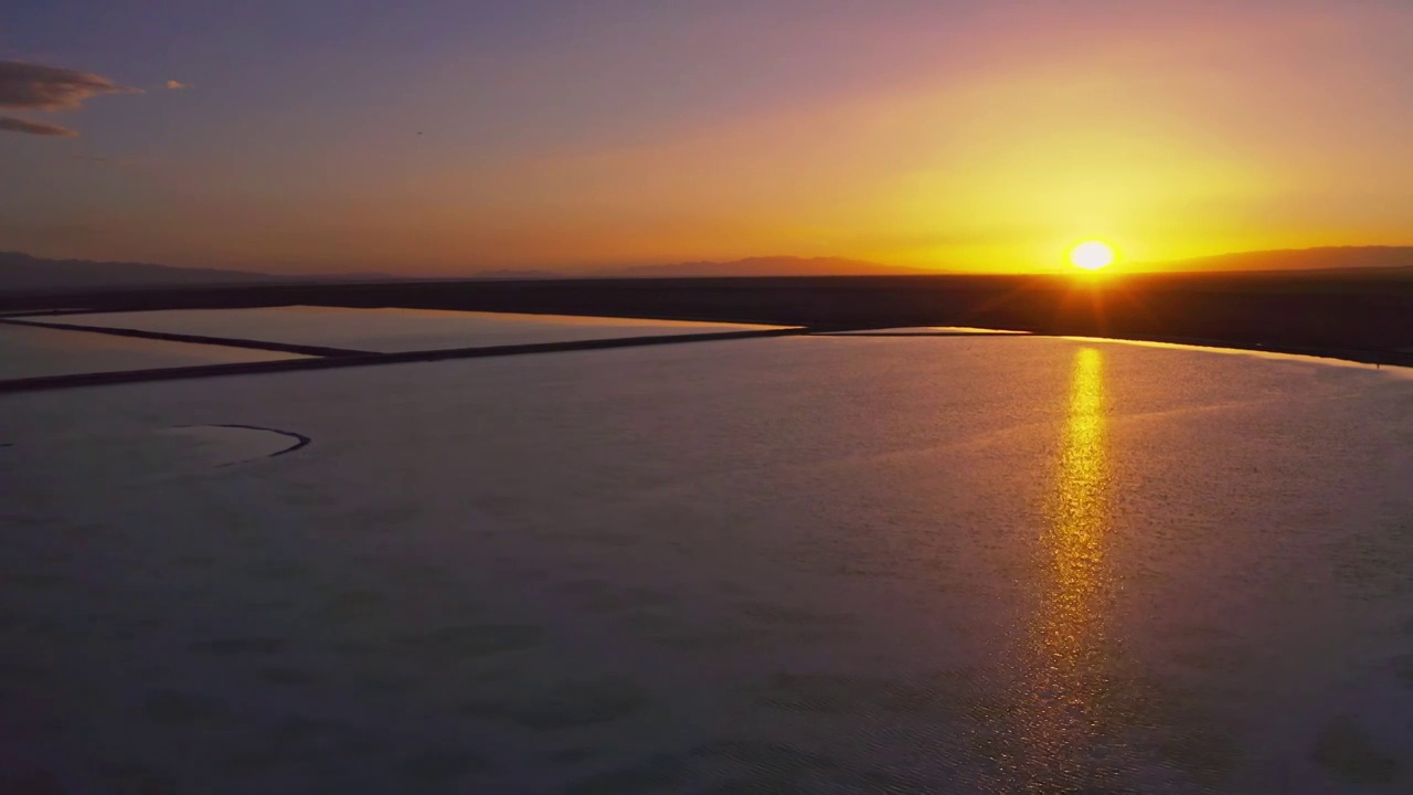 日落时的湖水，夕阳下的湖泊，黄昏时的水域，茫崖翡翠湖日落视频素材