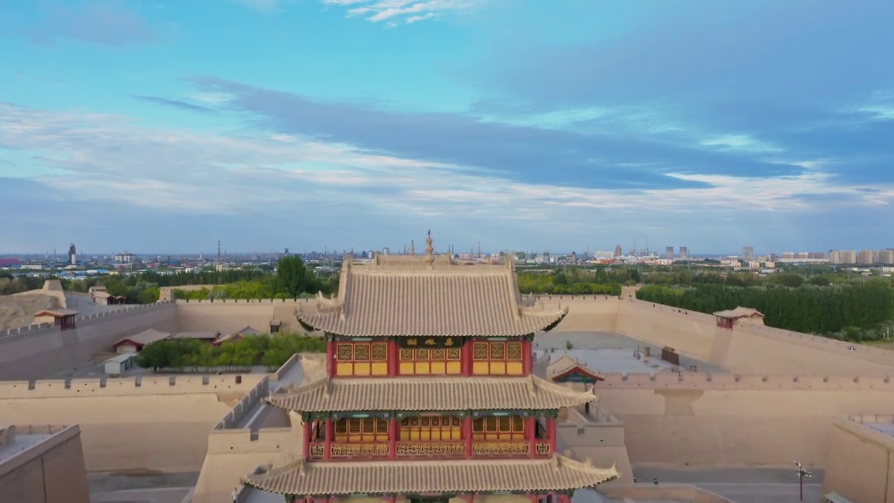 嘉峪关关城，嘉峪关古城，古城的航拍视角，古城的全景视频素材