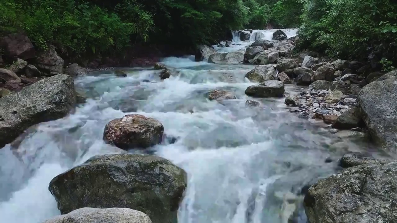 青山绿水溪流视频素材