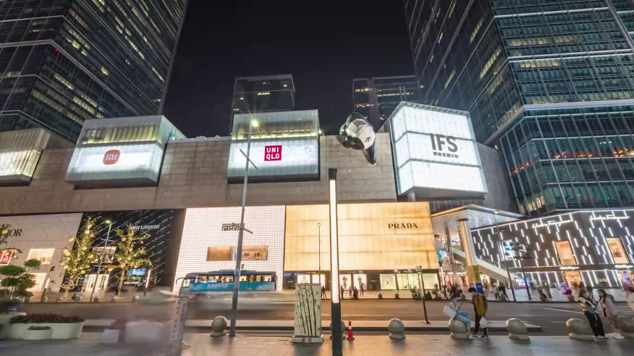 成都春熙路太古里IFS仰视大熊猫雕塑夜景城市风光延时摄影视频素材