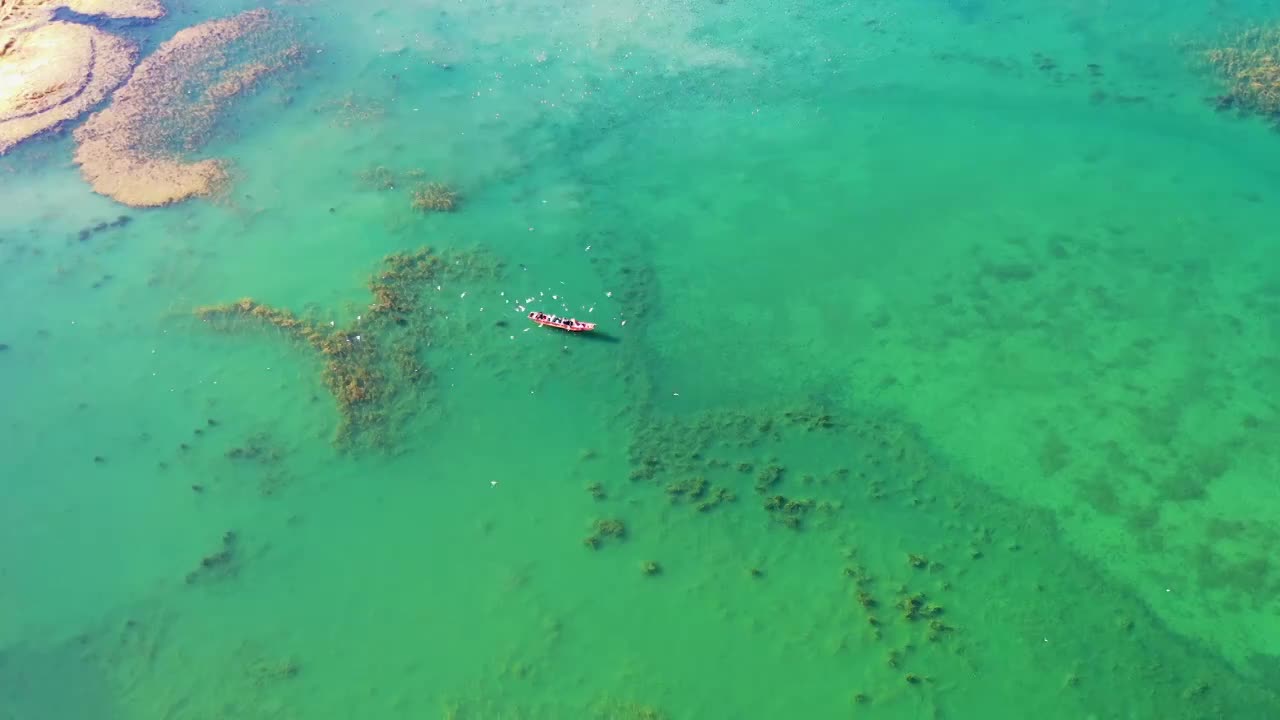 航拍云南泸沽湖秋天秋色游船游湖风光视频素材