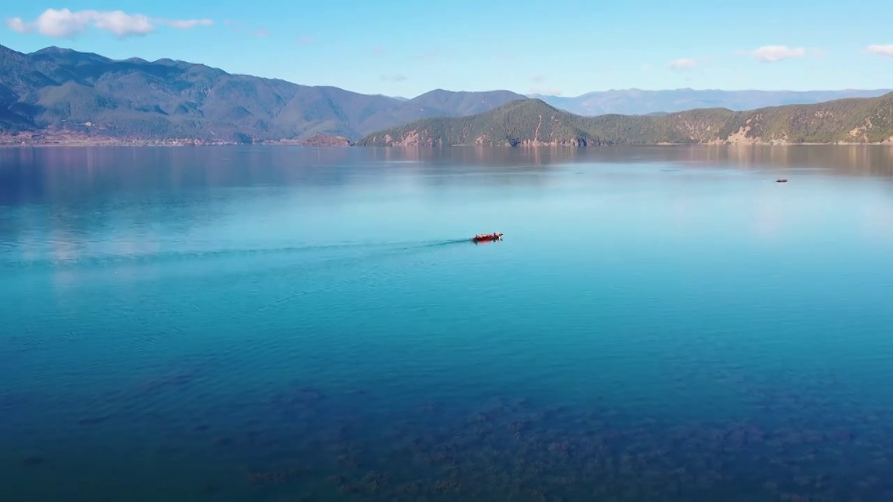 航拍云南泸沽湖秋天秋色游船游湖风光视频素材