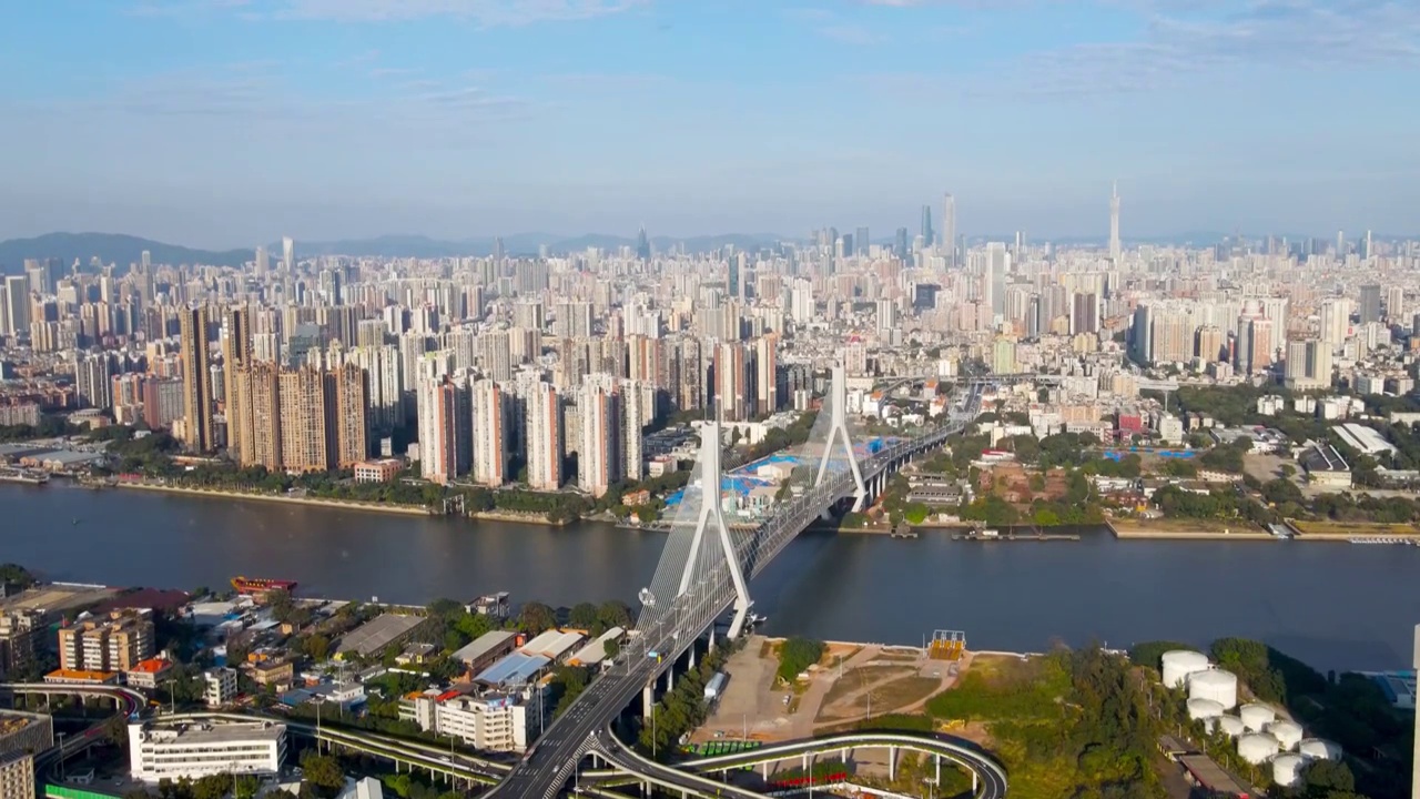 中国广州鹤洞大桥和城市天际线航拍视频素材