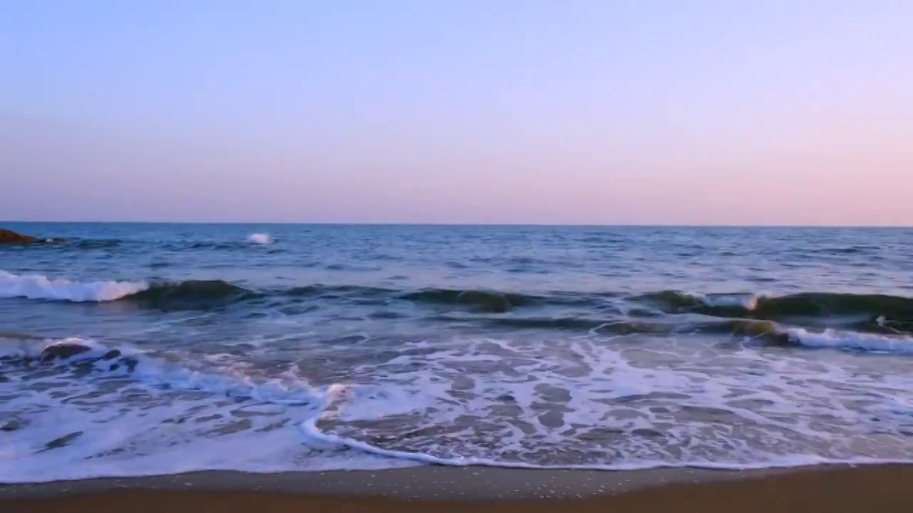 秦皇岛滨海景区海边沙滩海浪自然风光视频素材