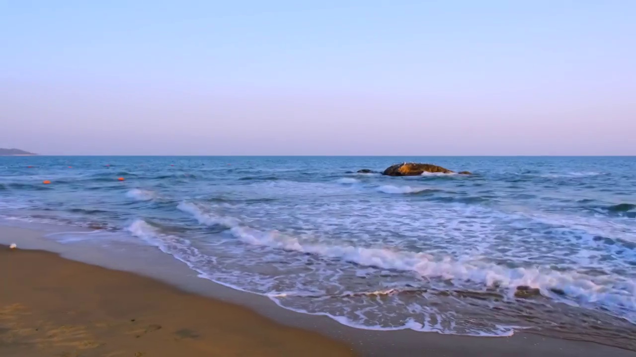 秦皇岛滨海景区海边沙滩海浪自然风光视频素材