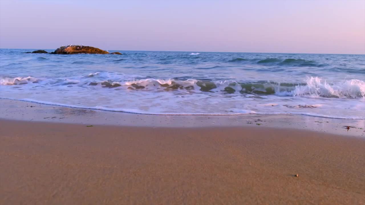 秦皇岛滨海景区海边沙滩海浪自然风光视频素材