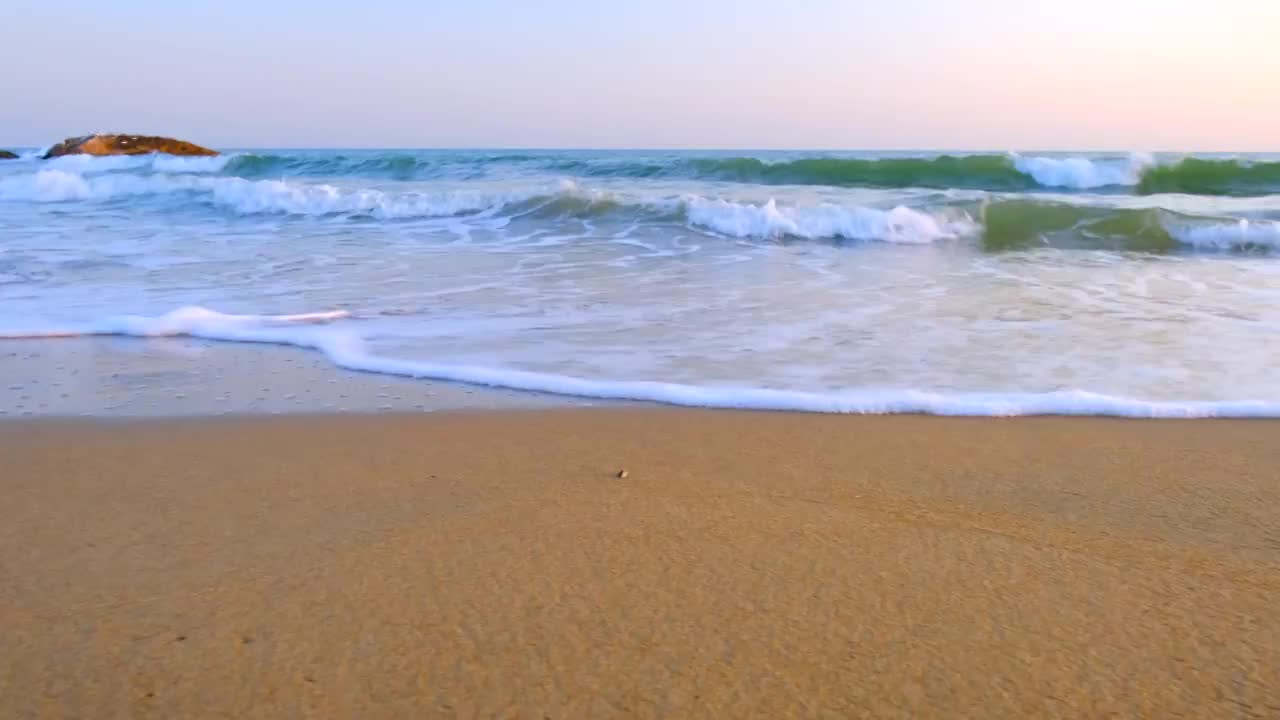 秦皇岛滨海景区海边沙滩海浪自然风光视频素材