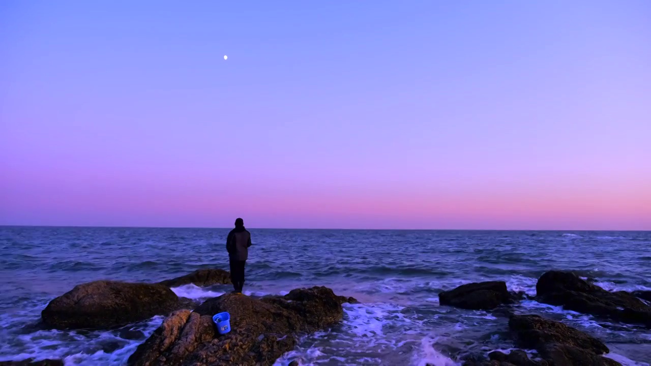 秦皇岛夕阳黄昏海上礁石钓鱼人视频素材