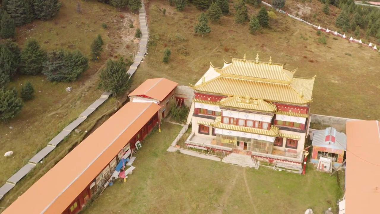 航拍“世界高城”四川甘孜州理塘之二郎寺视频素材