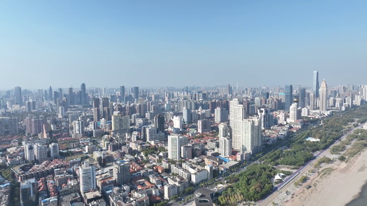 航拍湖北武汉汉口及江滩周边城市风景，地标建筑视频下载