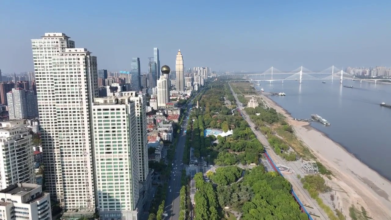 航拍湖北武汉汉口及江滩周边城市风景，地标建筑视频下载