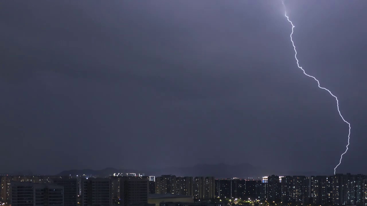 杭州城市夜空巨型闪电升格视频素材