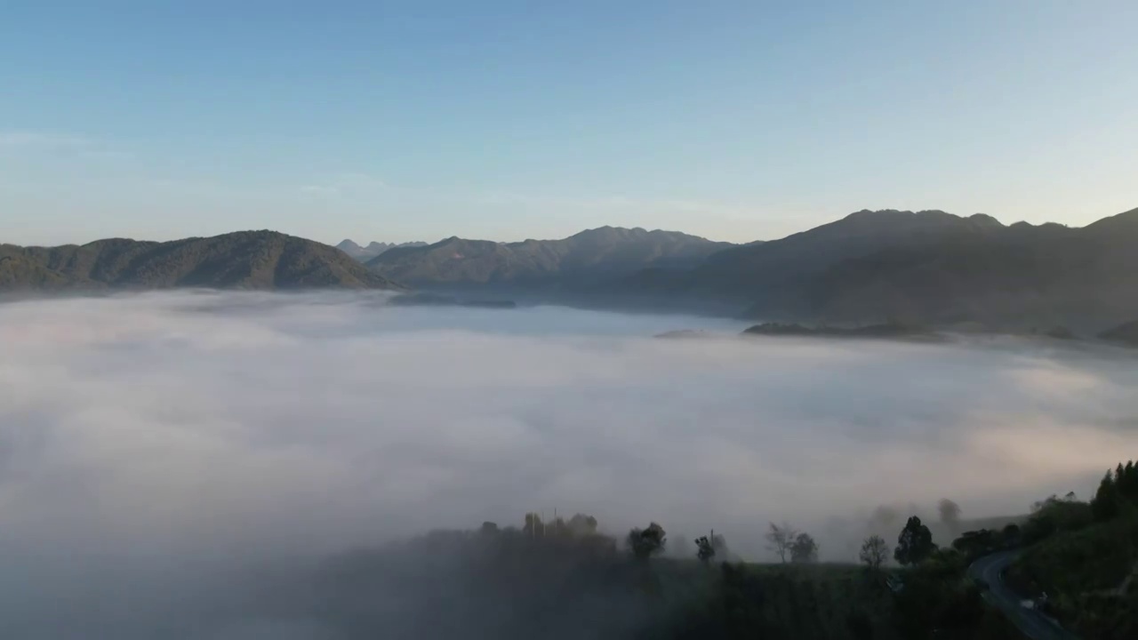 贵州省黔西南州望谟县纳岸村，初秋的清晨，山谷仙雾氤氲，洁白柔软的流雾沿着山峦缓慢起伏。视频下载