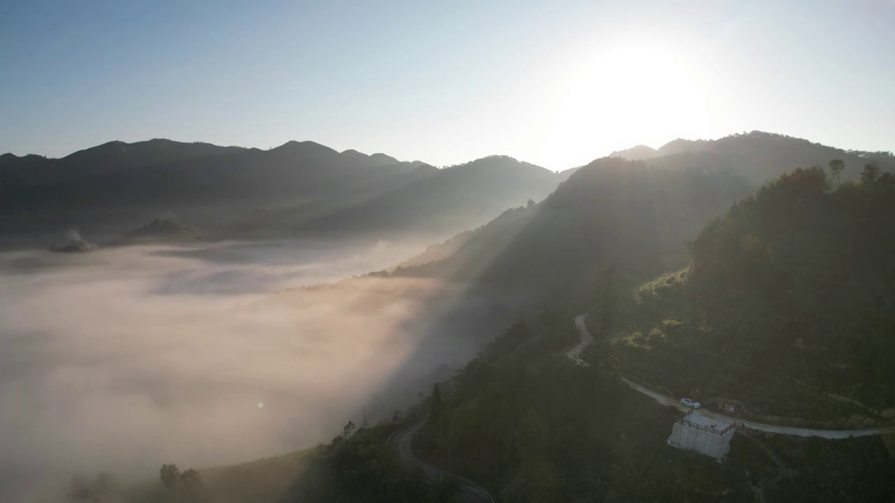 贵州省黔西南州望谟县纳岸村，初秋的清晨，山谷仙雾氤氲，洁白柔软的流雾沿着山峦缓慢起伏。视频素材