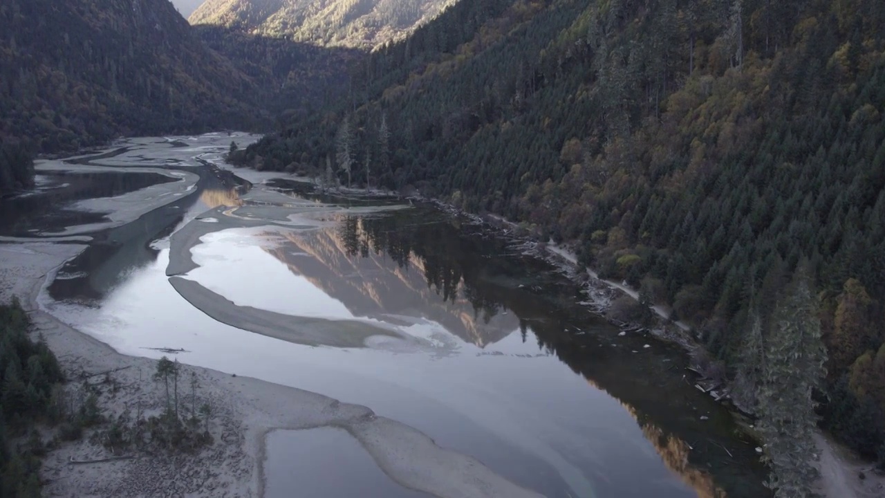 4K航拍川西莲花湖月亮湾秋天森林自然风光视频素材