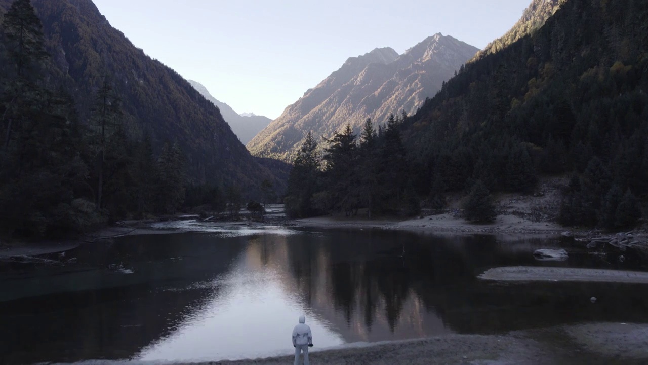 4K航拍川西莲花湖月亮湾秋天森林自然风光视频素材