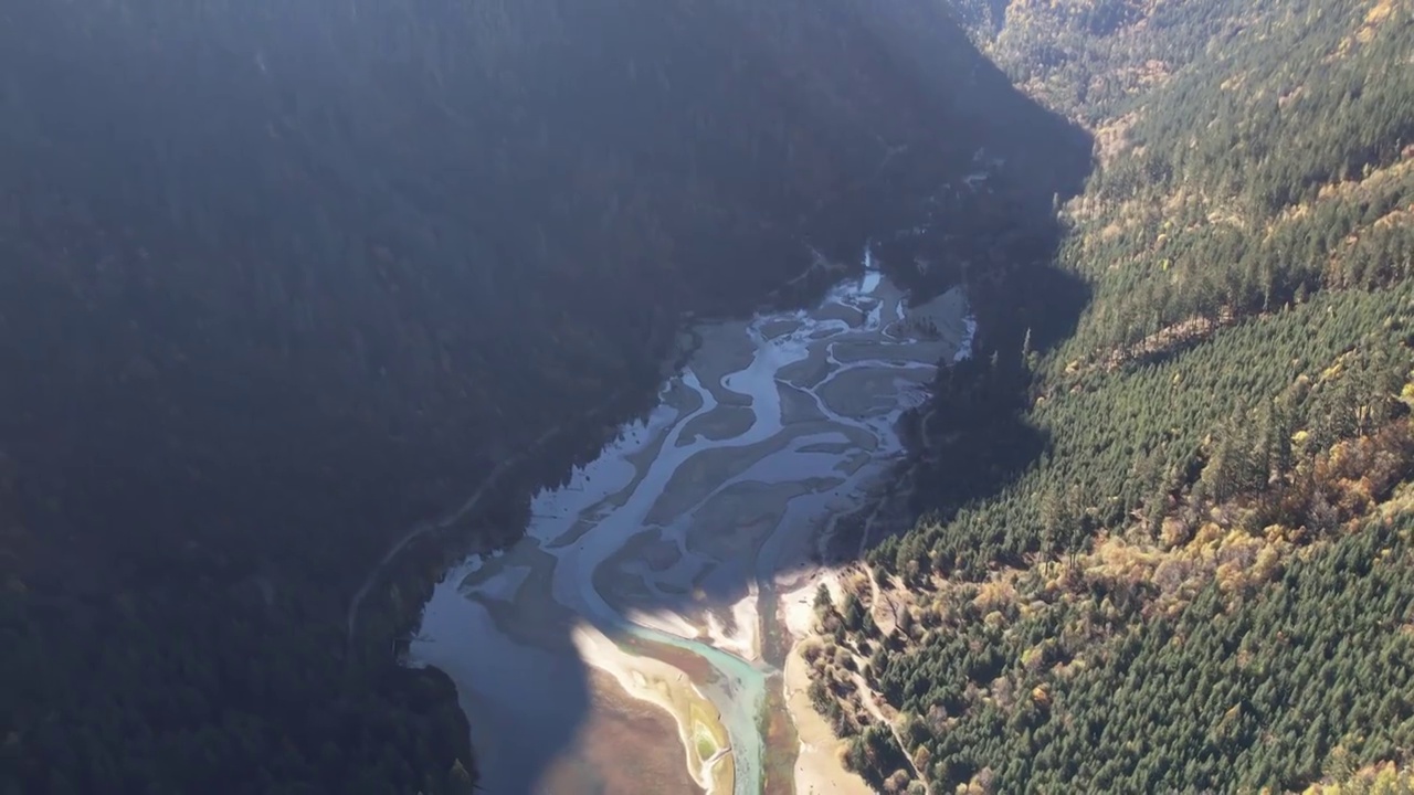 4K航拍川西莲花湖月亮湾秋天森林自然风光视频素材